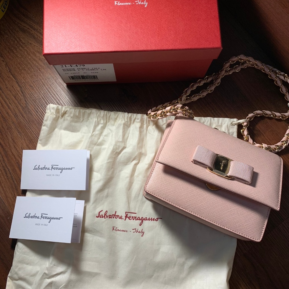 AUTHSalvatore Ferragamo Ginny Leather Shoulder Bag